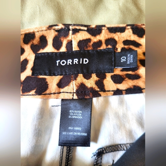 4 for $30 🌈 Torrid leopard print stretch capri pants size 10 - Picture 3 of 6